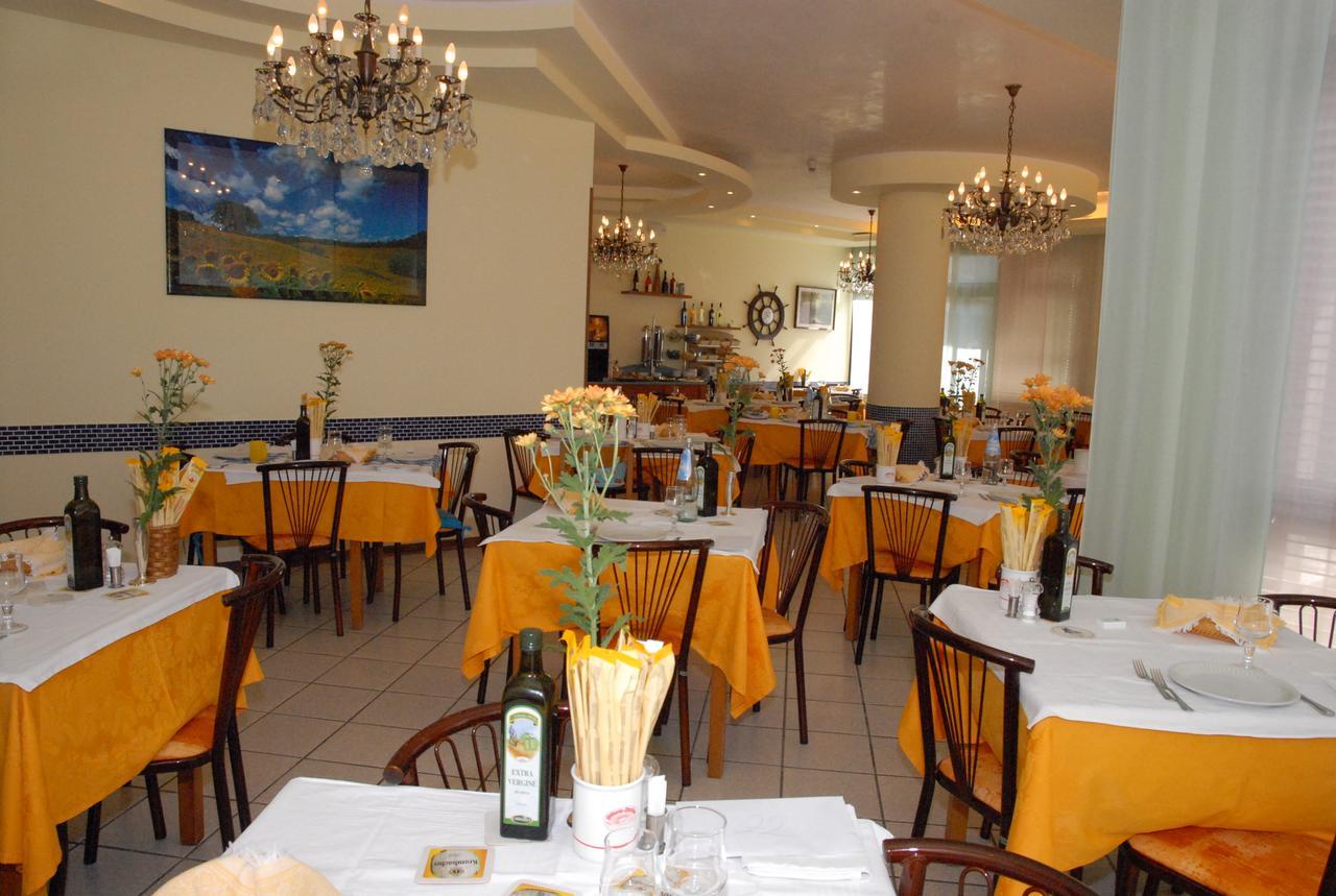 Hotel La Falena Cervia Exterior photo