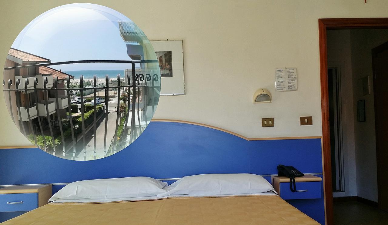 Hotel La Falena Cervia Exterior photo
