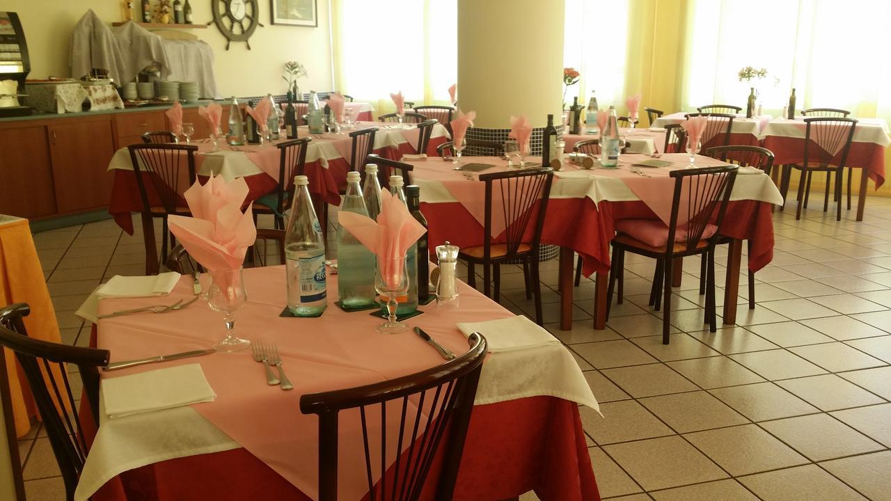 Hotel La Falena Cervia Exterior photo