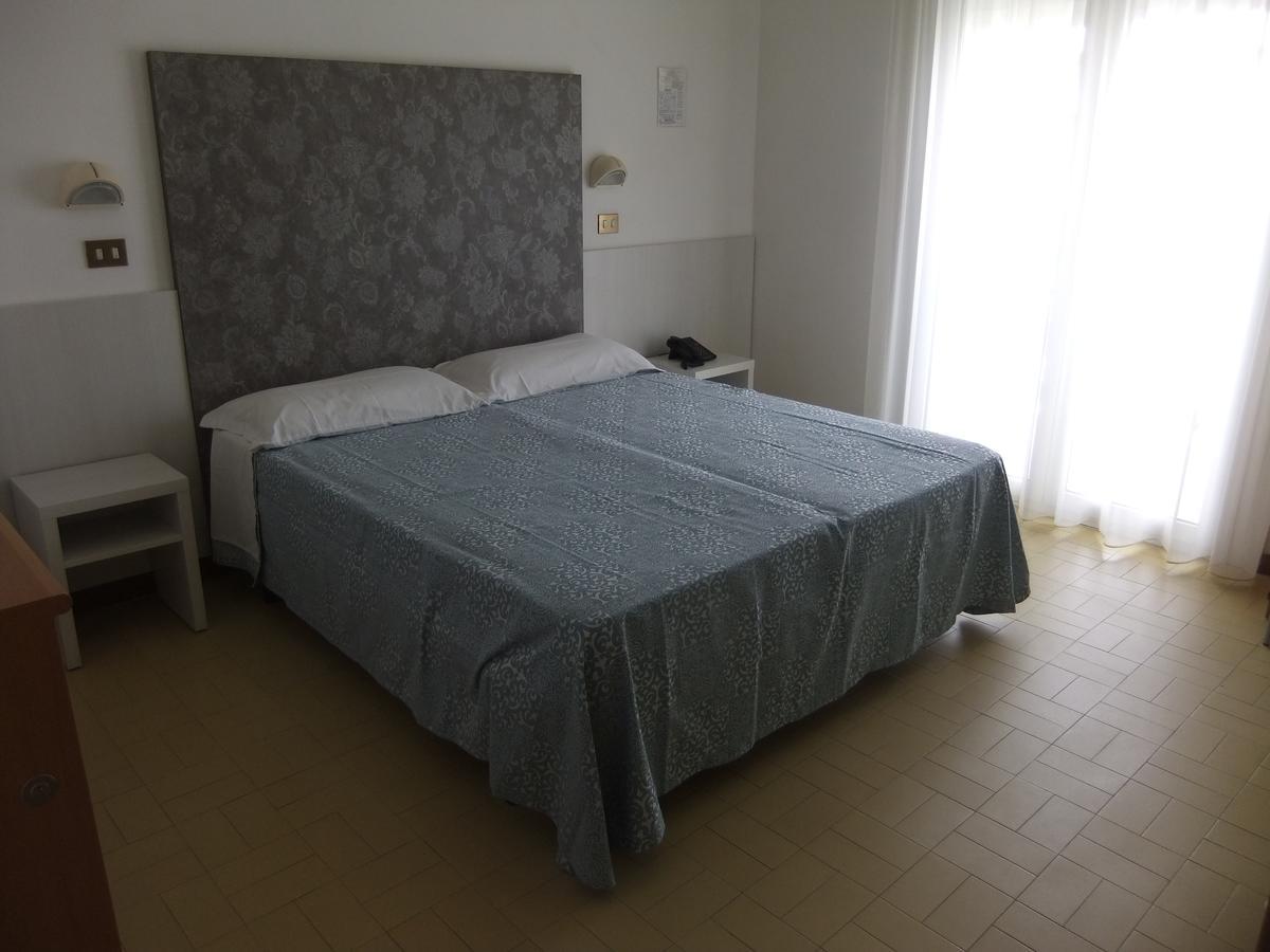 Hotel La Falena Cervia Exterior photo