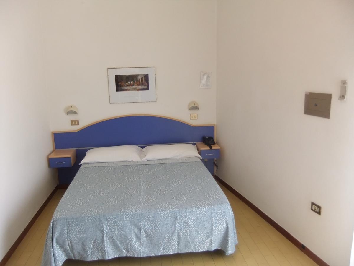 Hotel La Falena Cervia Exterior photo