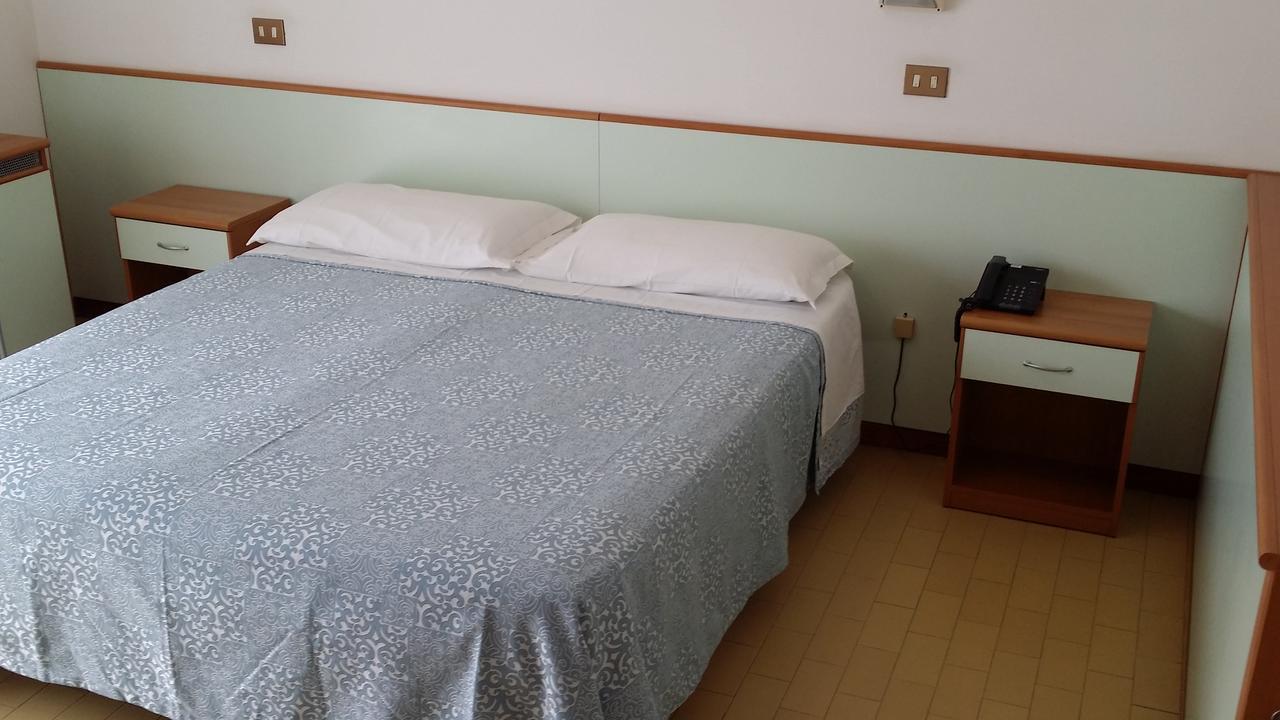 Hotel La Falena Cervia Exterior photo