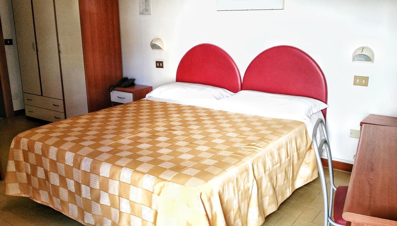 Hotel La Falena Cervia Exterior photo