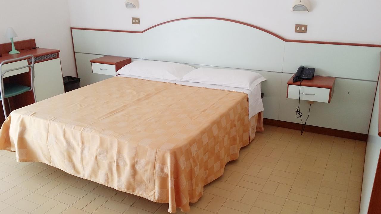 Hotel La Falena Cervia Exterior photo