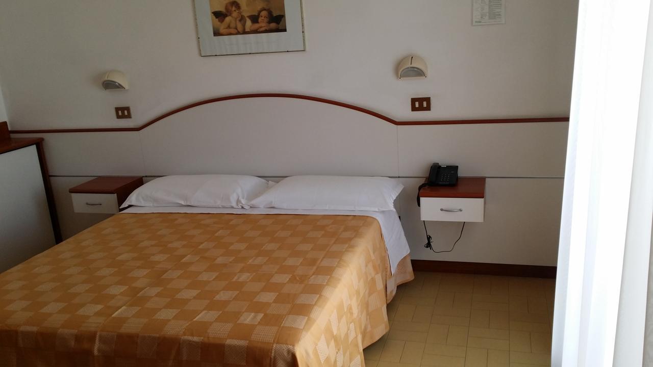 Hotel La Falena Cervia Exterior photo