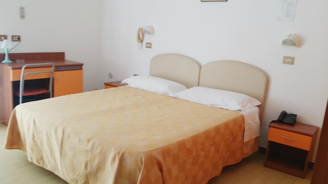 Hotel La Falena Cervia Exterior photo