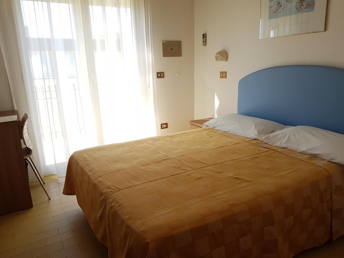 Hotel La Falena Cervia Exterior photo