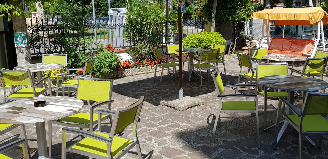 Hotel La Falena Cervia Exterior photo