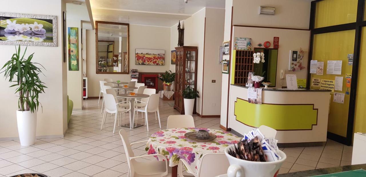 Hotel La Falena Cervia Exterior photo